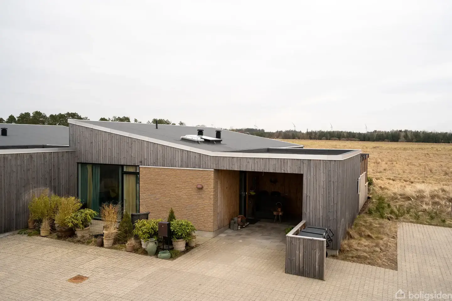 Attraktiv bolig i Hune – natur, by og strand lige uden for døren