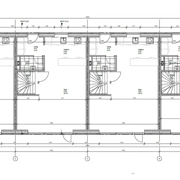Arkitekttegning af rækkehuse viser detaljeret plan med målte rum, trapper og dørenes placering. Miljøet er professionelt, struktureret og teknisk med præcise linjer og angivne dimensioner.