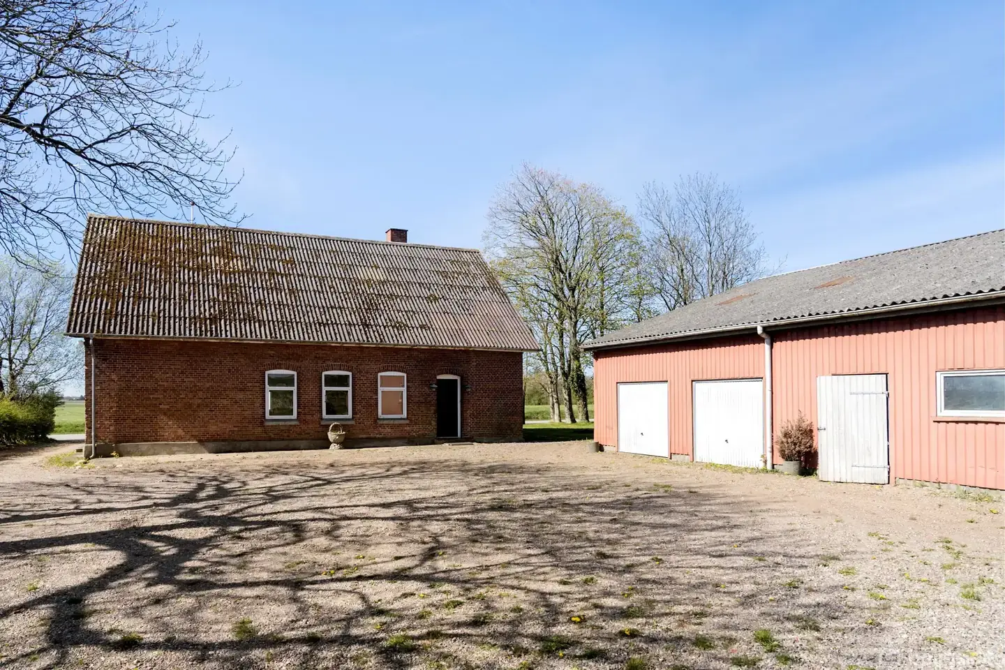 Charmerende landvilla med udsigt over åbne marker og masser af plads