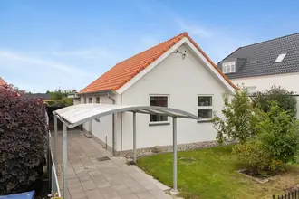 Villa på Anne Maries Allé 8, Sanderum, 5250 Odense SV