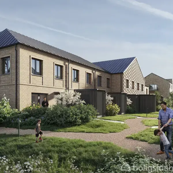 Et rækkehus i mursten står stille i en grøn boligudvikling, omgivet af stier, buske og træer. En voksen leger med et barn på græsplænen, mens et andet barn løber omkring.