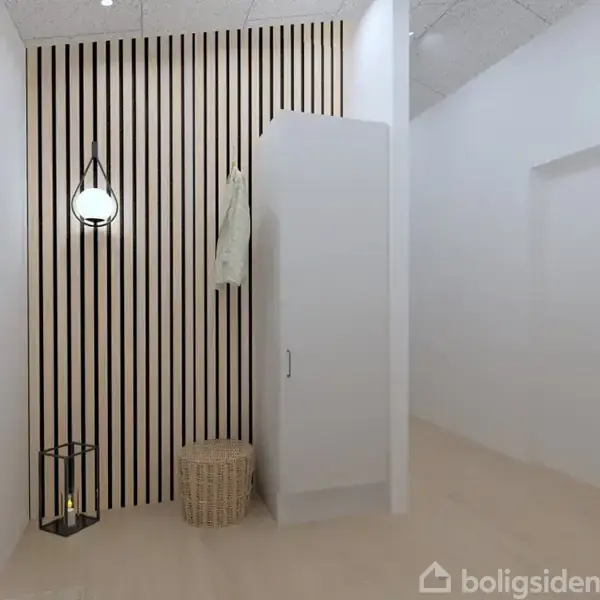 En enkel entré med et skab mod en væg med lodrette trælister. En cirkulær lampe hænger fra loftet. En kurv og en frakkekrog supplerer rummet.