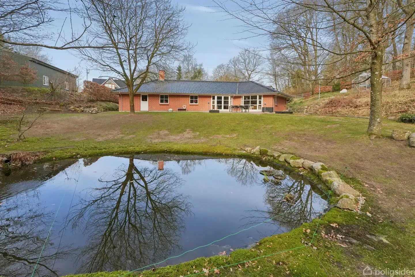 Rødstensvilla i smukt skovlandskab