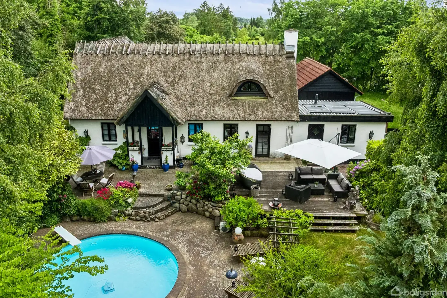 Stråtækt charme, pool og plads til hele familien