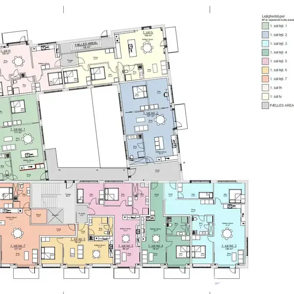 Bygning plantegning viser etager med farvekodede lejligheder markeret som 2,1-T.H, 2.T.V, osv. Rummene indeholder køkkener, stuer og badeværelser, skitseret i en kompleks layout.