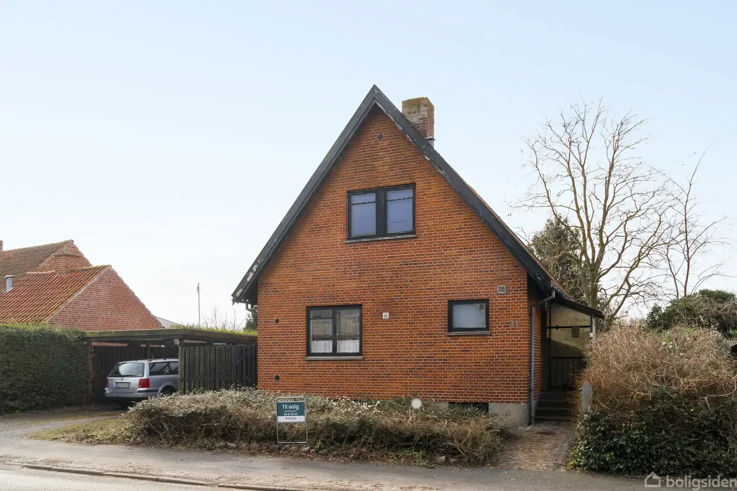 Velbeliggende murermestervilla centralt i Stege – med sydvendt have og masser af muligheder.På Katedralvej finder I denn