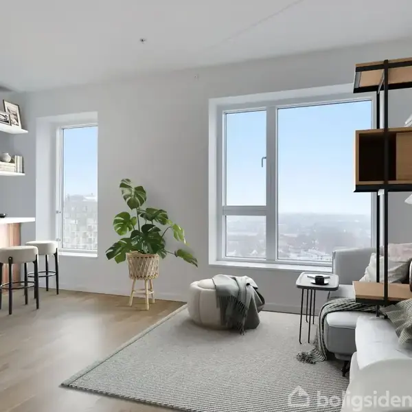 En stue med en stor plante ved sidevinduet. En sofa og et bord står på et tæppe. Reoler hænger på væggen over sofaen, og rummet er oplyst af naturligt lys fra store vinduer.