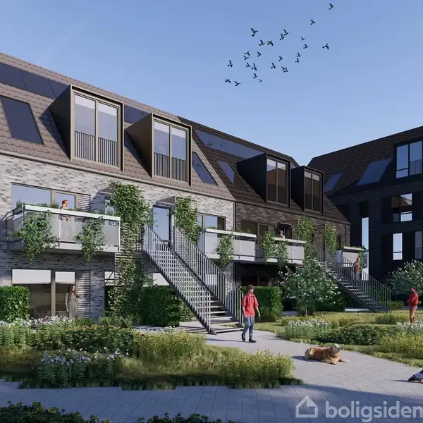 Et moderne rækkehus med solpaneler på taget. Folk går eller står i en velplejet have. Fugle flyver i himlen, og himlen er blå.