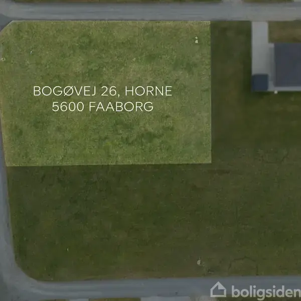 Grønt græsareal med tekst "BOGØVEJ 26, HORNE, 5600 FAABORG." Til højre ses en bygning med en mørk tag. Arealet er omkranset af veje og en græsplæne.