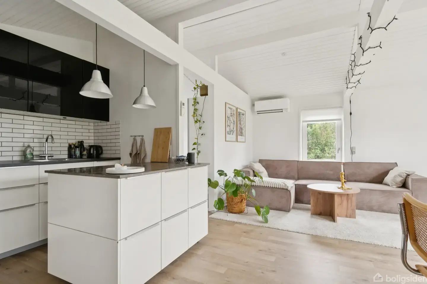 Flot og velholdt sommerhus, med stor terrasse, loft til kip