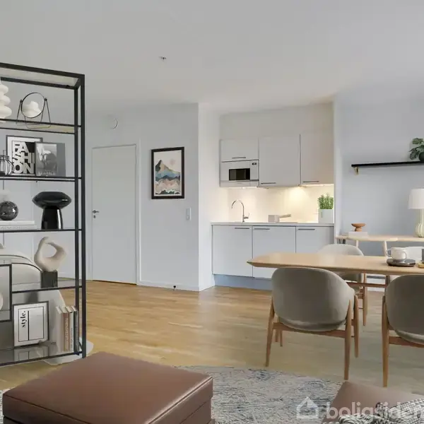 En stue med en moderne hylde fyldt med dekorative genstande. Et spisebord med stole står nær et lyst køkken med hvide skabe. Rummet har trægulv og stort vindue.
