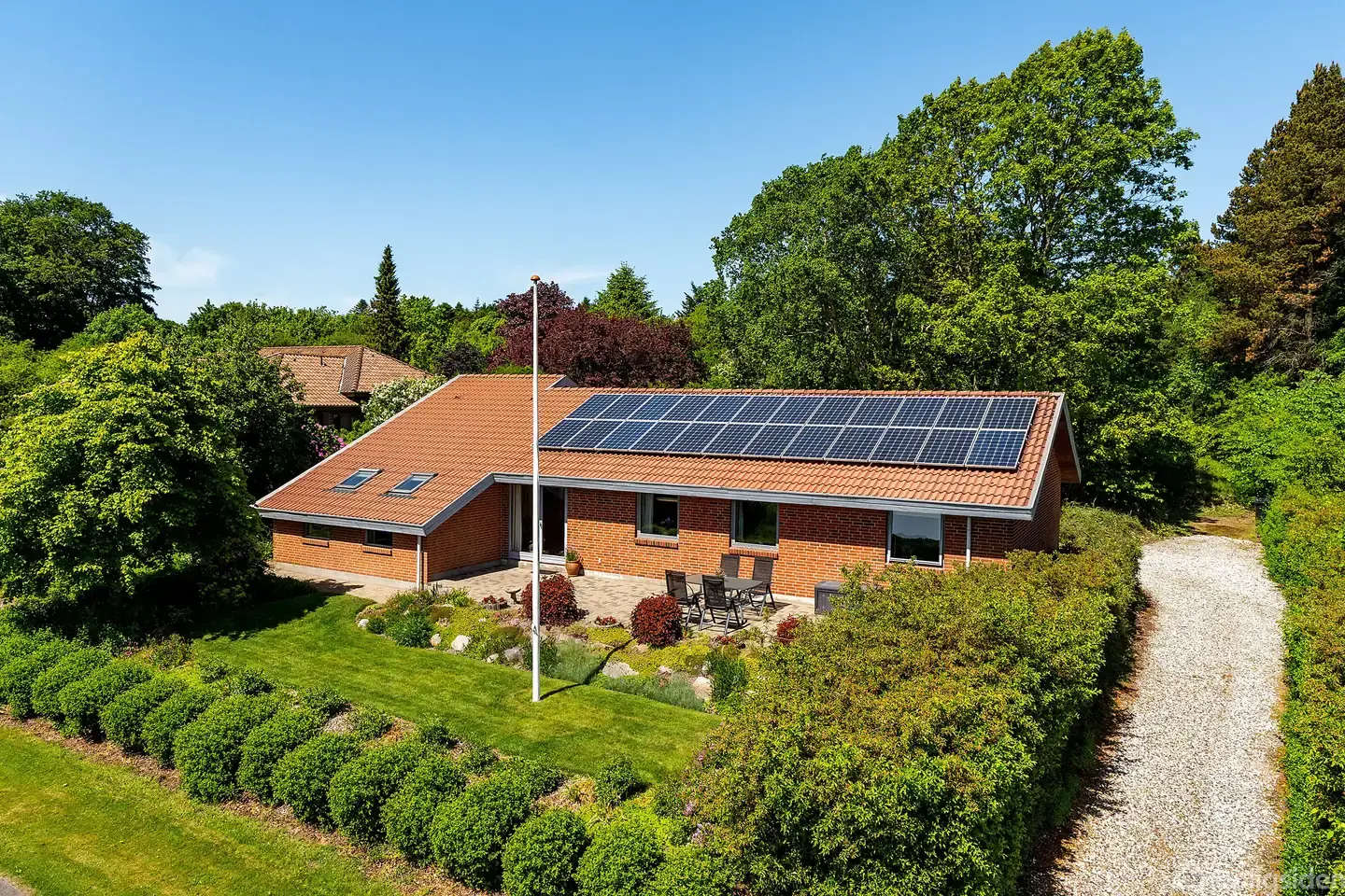 Velholdt villa i landlige omgivelser med flot udsigt