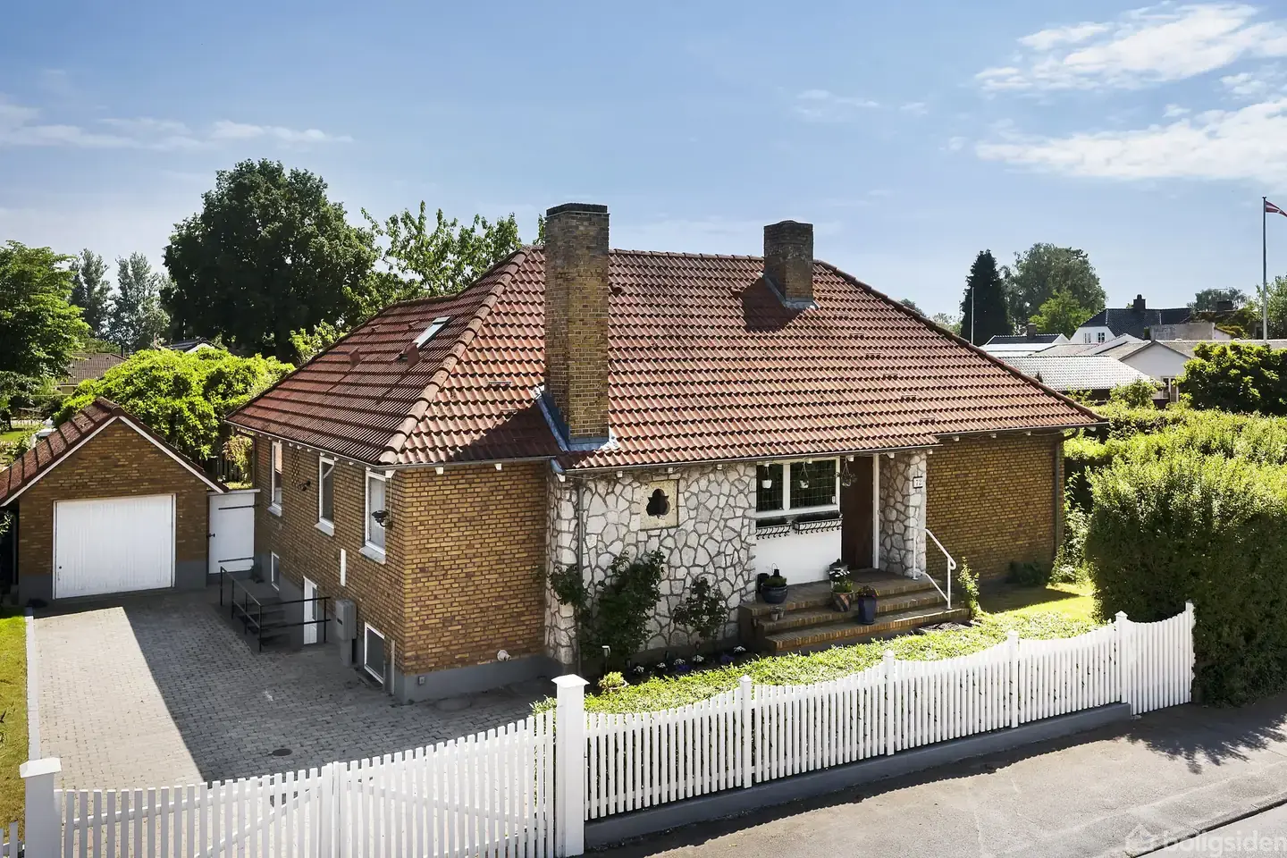 Klassisk villa med kælder og skøn have i Faxe Ladeplads