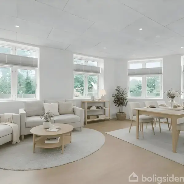 Stue med sofa, sofabord og spisebord i et lyst rum. Store vinduer med udsigt til grønne træer. Minimalistisk indretning med neutrale farver og planter.