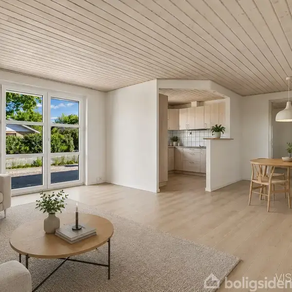 Stue med lys sofa og lavt bord med planter, åbner ud til terrasse gennem store glasdøre. Til højre, spisebord med stole tæt på køkken. Lyse trænuancer dominerer.