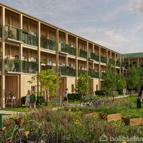 Et moderne lejlighedskompleks i træstrukturer med grønne altaner. Mennesker spadserer og cykler i en frodig have foran bygningen. Tekst: "Model Foto. Visualisering af Vorby."