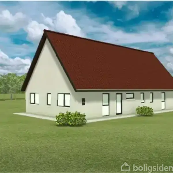 Et hus med rødbrunt tag og hvide vægge står på en grøn græsplæne omgivet af buske. Himlen er blå med skyer i baggrunden.