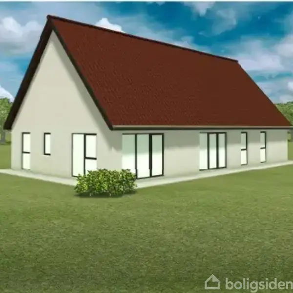 Et moderne hus med rødt tag står på en græsplæne. Store vinduer pryder facaden. Træer i det fjerne under en blå himmel med skyer.