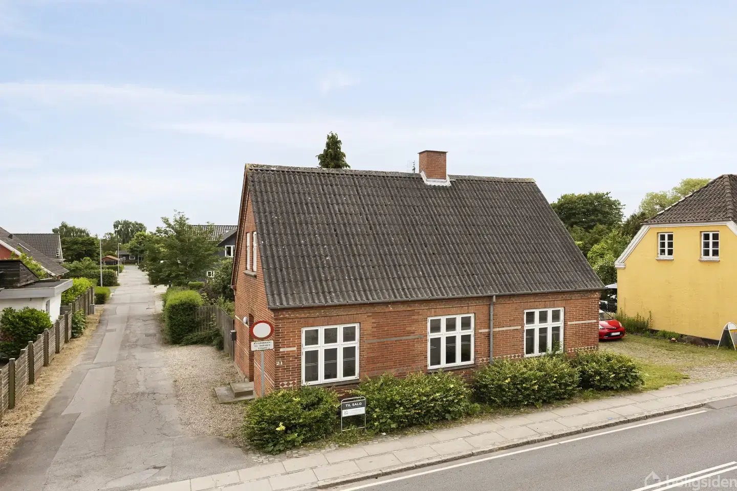 Pæn villa med nyere døre og vinduer, tæt på indkøb og skoler