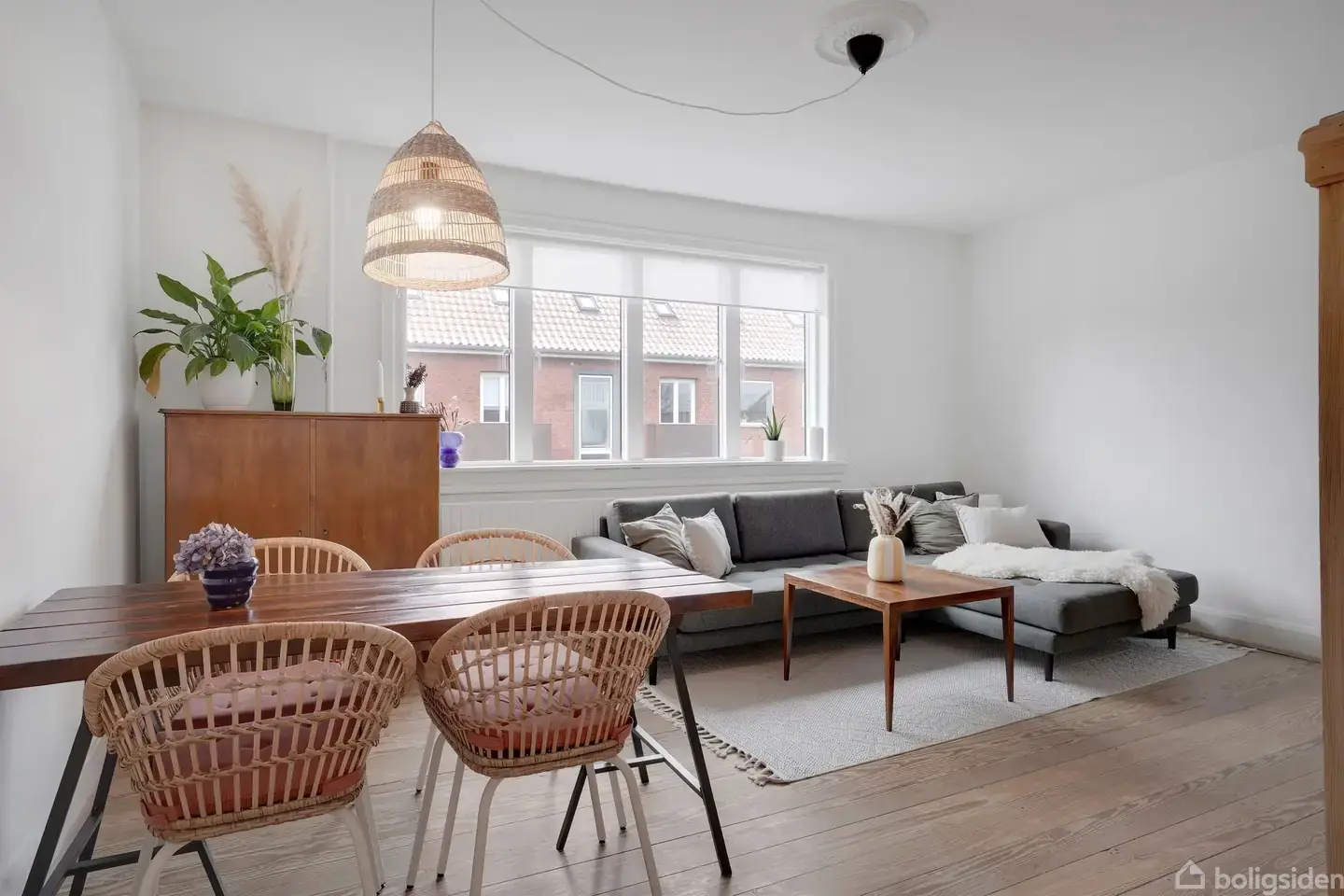 INDFLYTNINGSKLAR LEJLIGHED I CENTRUM MED ALTAN OG GOD UDSIGT