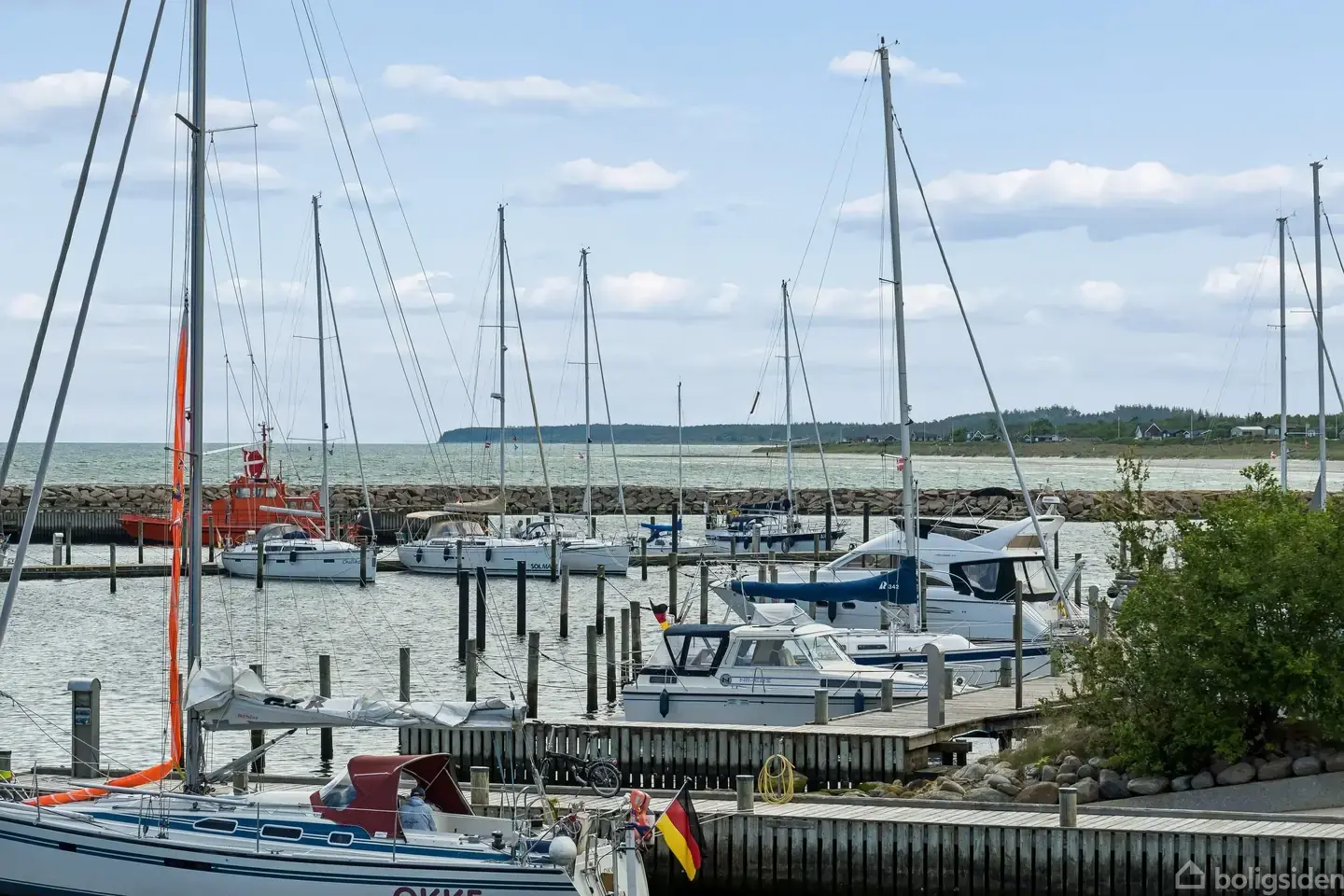 På Grenaas lystbådehavn udbydes her et skønt feriehus - meget velbeliggende med den mest fantastiske udsigt!