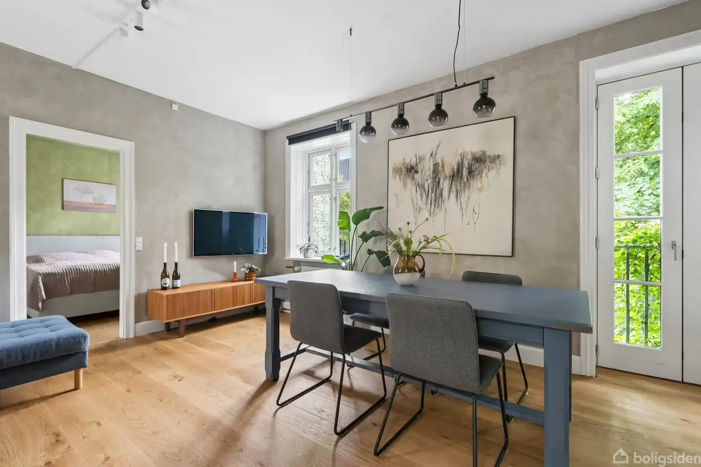 Elegant 2-værelses lejlighed i charmerende baghus omgivet af en grøn oase og fransk altan på Frederiksberg C.