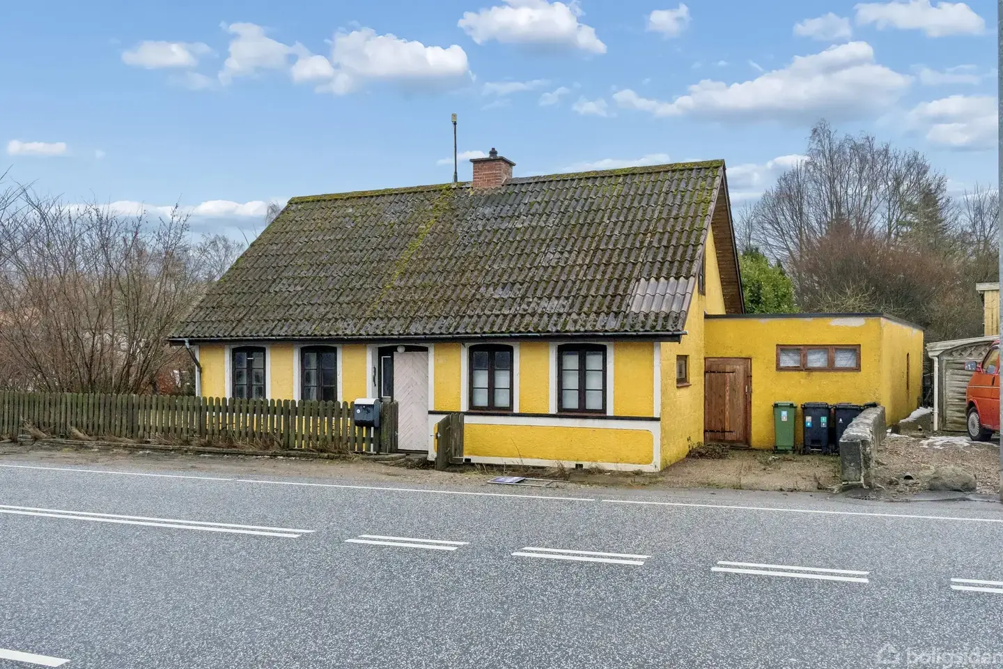 GODT HÅNDVÆRKERTILBUD MED STOR HAVE TÆT PÅ STRAND