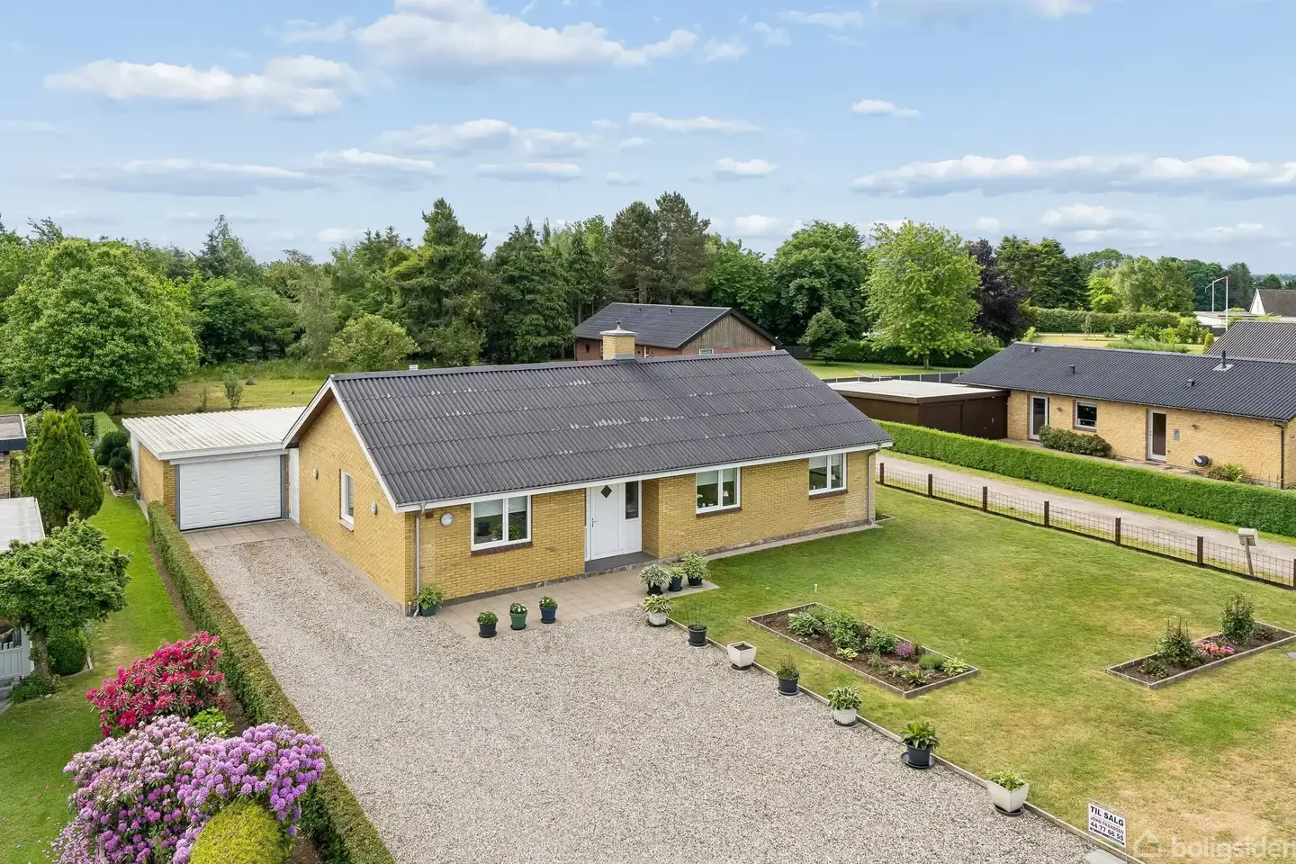 Lys og rummelig murstens villa med stor have og åbne marker for enden af vejen