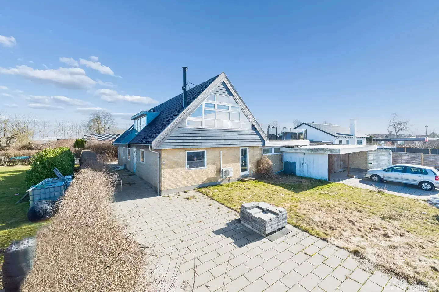 Stor villa med plads til to generationer i Hedehusene