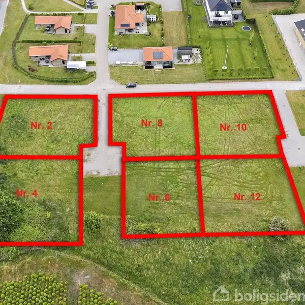 Grunde markeret med røde linjer viser forskellige områder til salg, nummereret som Nr. 2, Nr. 4, Nr. 6, Nr. 8, Nr. 10, Nr. 12. Omgivet af boliger og veje.