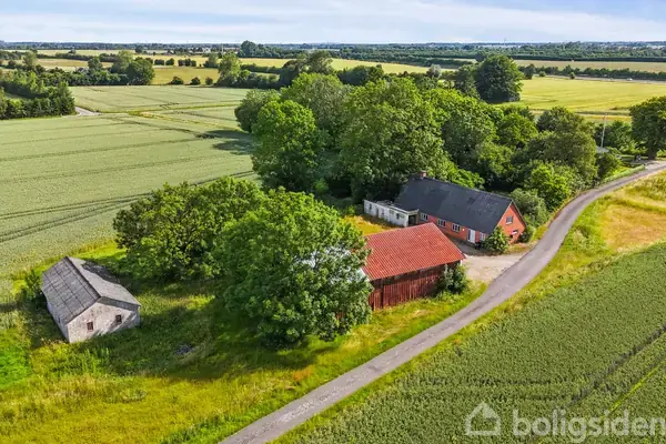 Landejendom på Kirstinebjergvej 27, 5792 Årslev