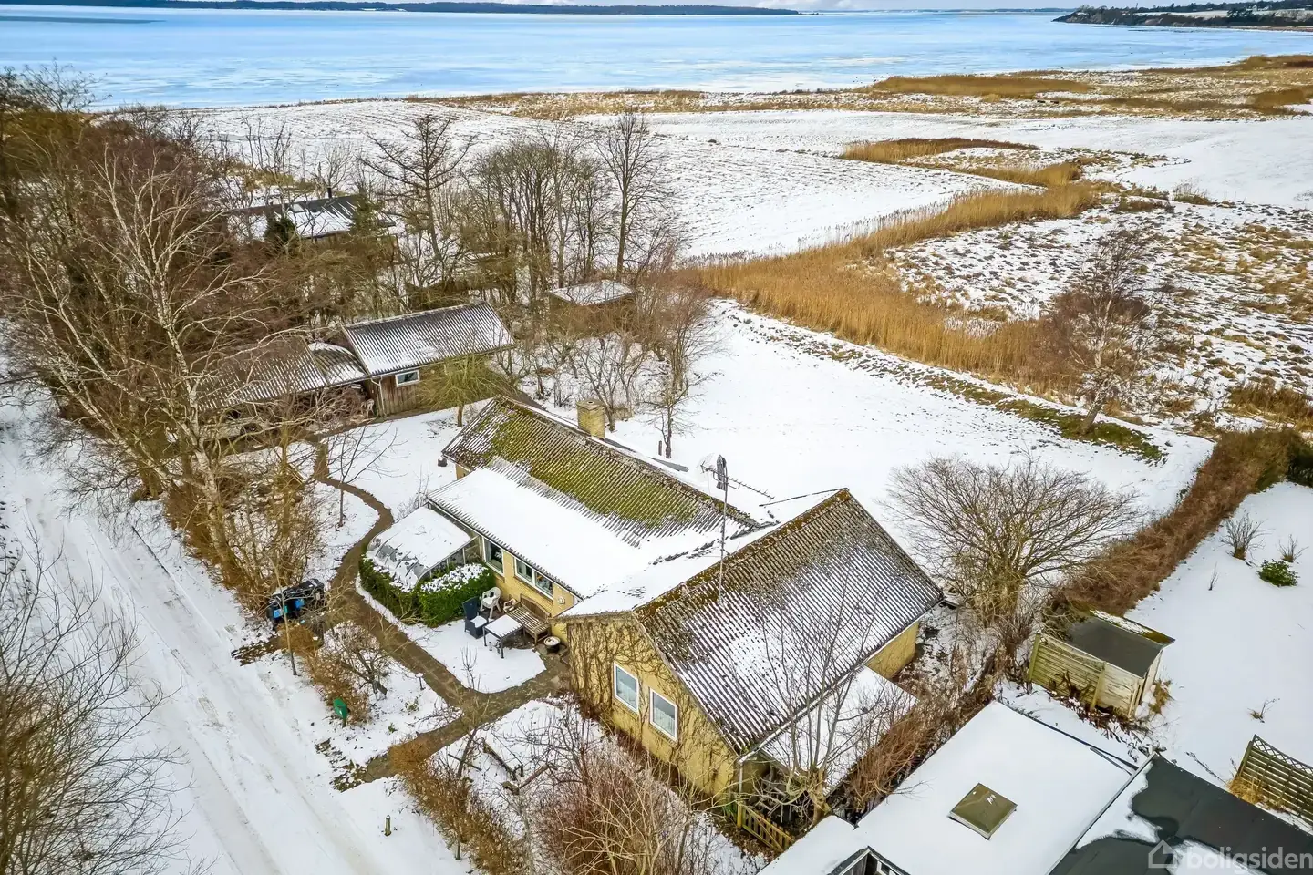 Sjældent udbudt ejendom med fjordudsigt og fredelig beliggenhed – kun 175 skridt fra stranden