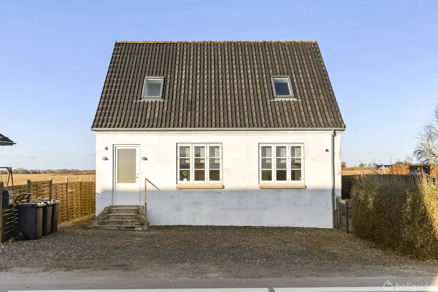 Plads til familieliv og udeliv i charmerende villa