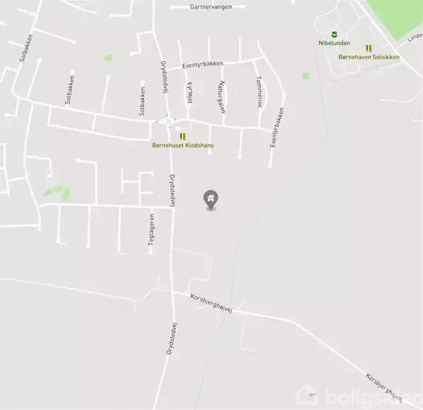 Kort viser et boligområde med gader som Enebærhaven, Saxhusene og Kopimdalsvej i nærheden af Nibelunden og Børnehaven Solsikken. Et husikon markerer en specifik placering.