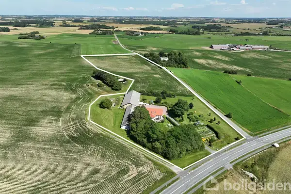 Landejendom på Hjørringvej 496, 9750 Østervrå