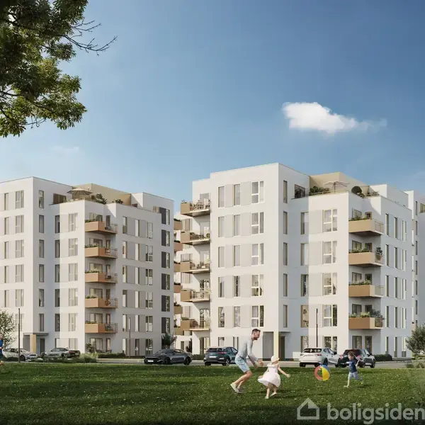 Flere moderne, hvide lejlighedsbygninger med altaner står i et åbent græsområde, hvor folk leger og går tur. Træer og biler er i nærheden, under en klar blå himmel.