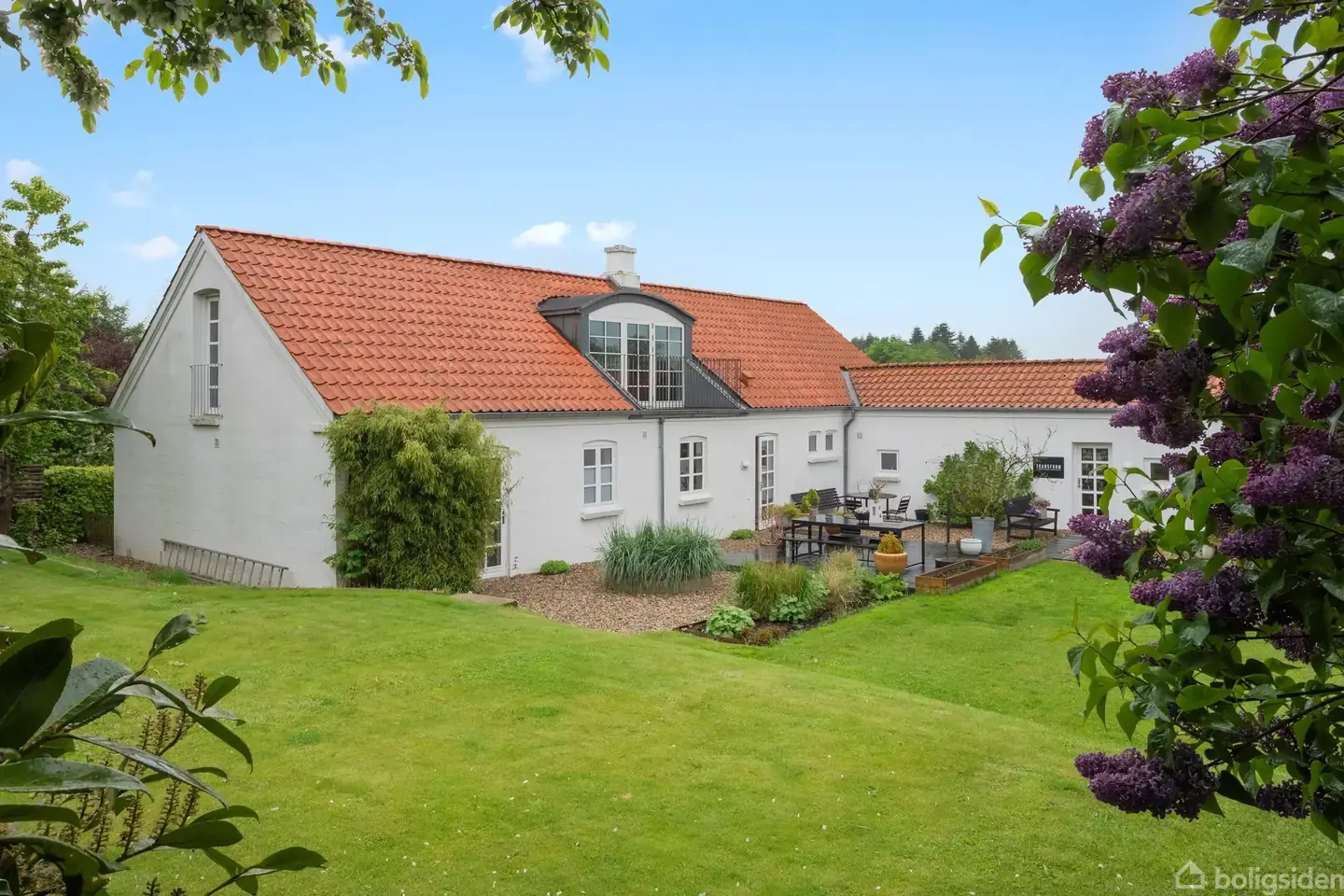 Stemningsfuld villa med smuk have, altan og lækre rum i hjertet af Ågård