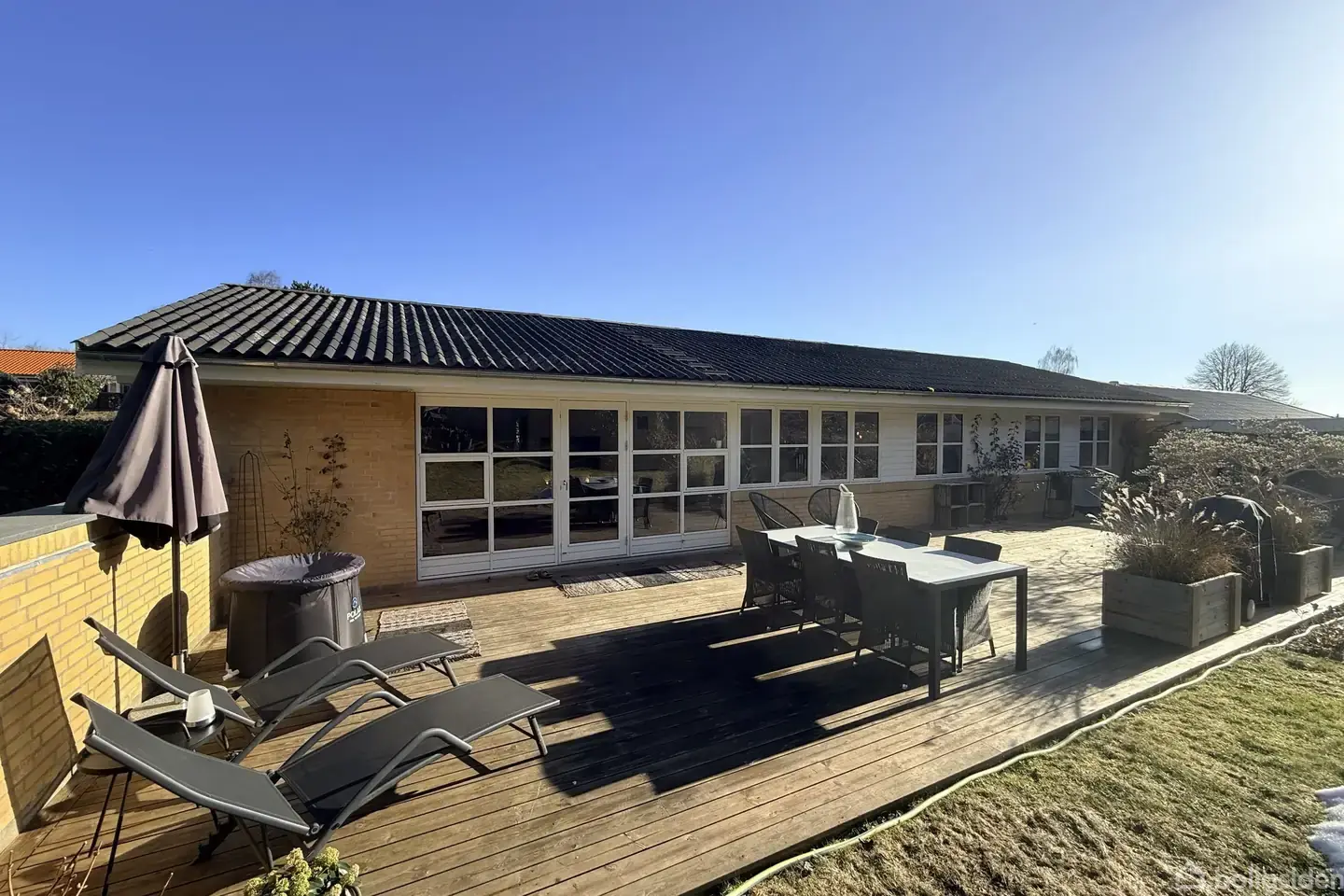 SKØNT FAMILIEVENLIGT HJEM MED UNIK BELIGGENHED DIREKTE VED KYSTSKOVEN