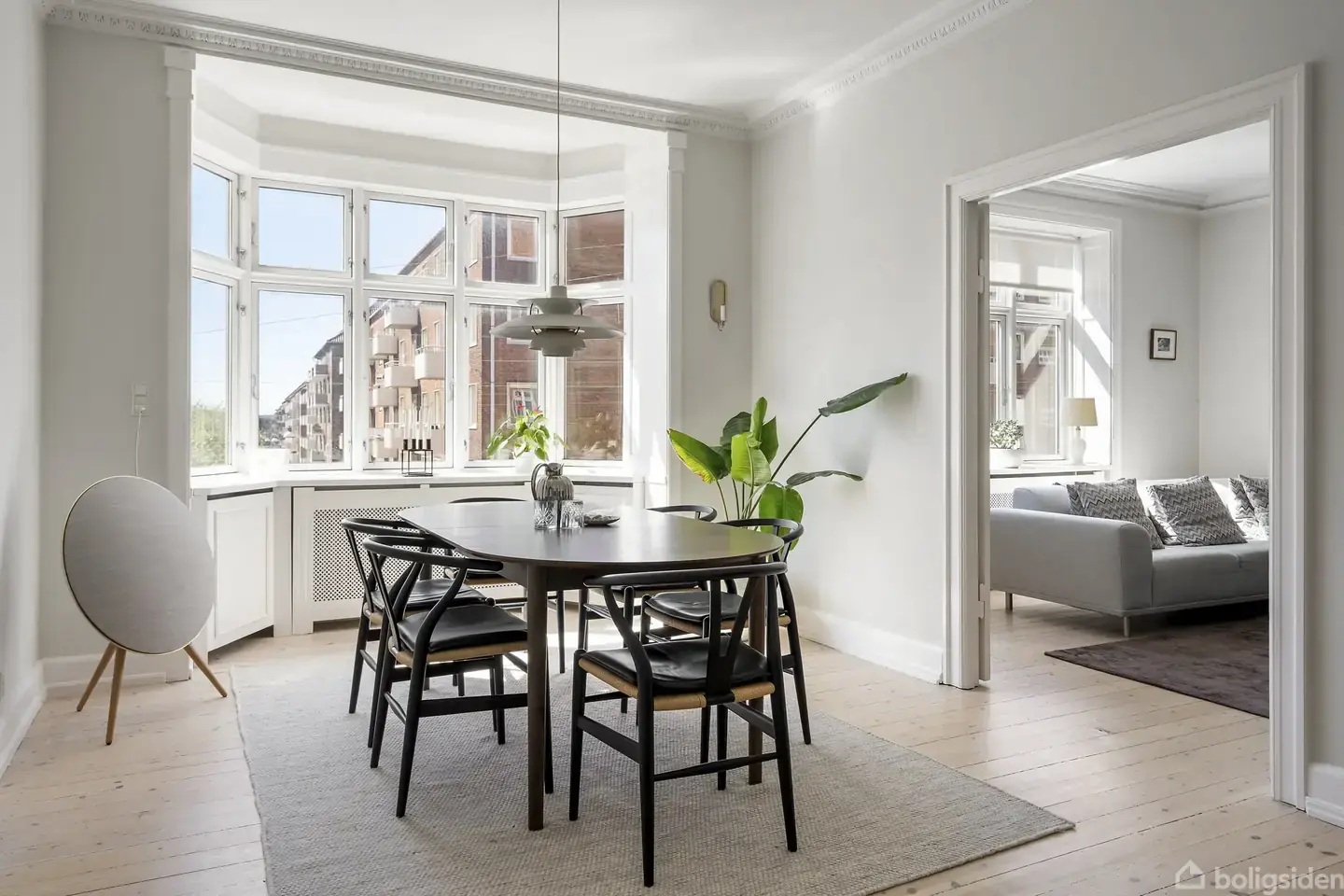 Elegant og indflytningsklar 4-værelses med stor altan - midt i Valby C