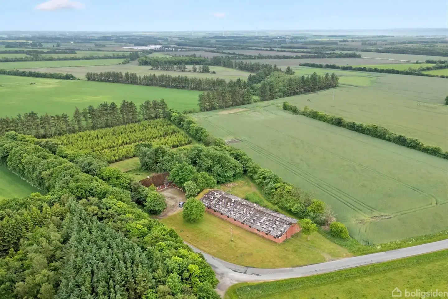 Højtliggende landejendom med 600 m² stald