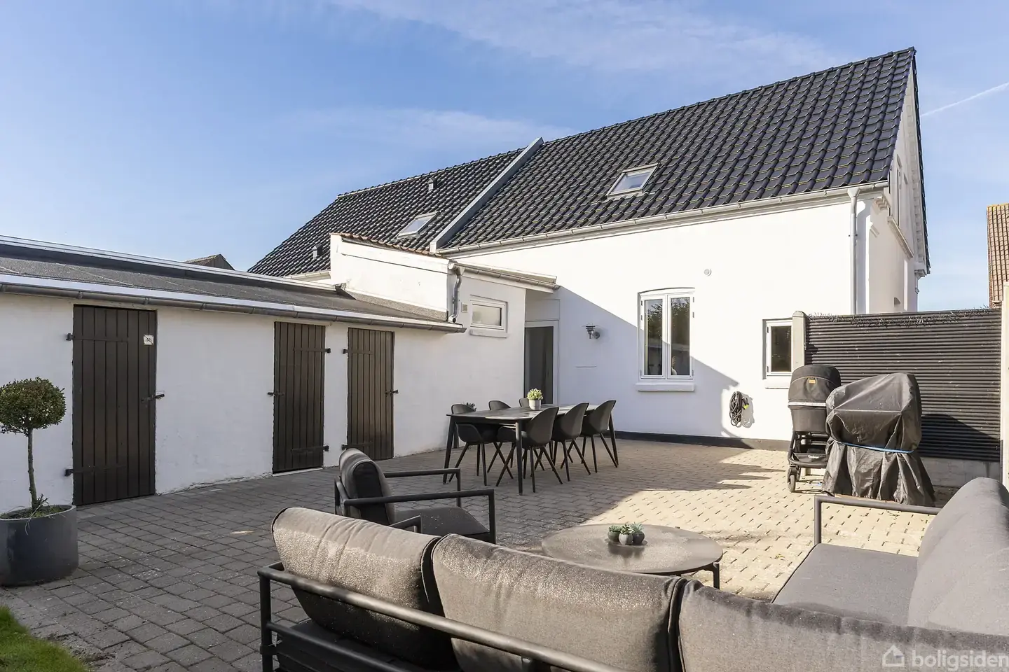 Skøn bolig med tegltag og vinduer fra 2014