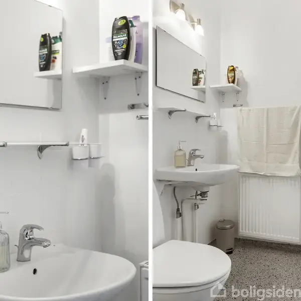 Håndvask med dispenser og spejl hænger over et hvidt flisegulv. Hylde med shampoo og bruser ved siden af. Håndklæde hænger på en radiator. Rummet er lyst og minimalistisk.