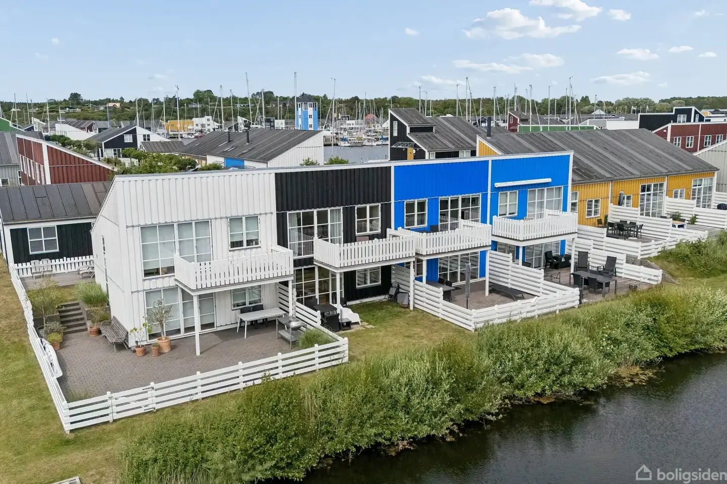 Maritim feriebase med udsigt til grønne omgivelser