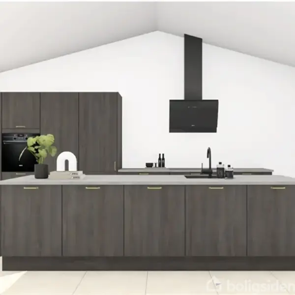 Et moderne køkken med mørke trækøkkenskabe, en stor køkkenø med vask og kogeplade. Ovenfor er en sort emhætte. Rummet er lyst med hvide vægge og et skråt loft.