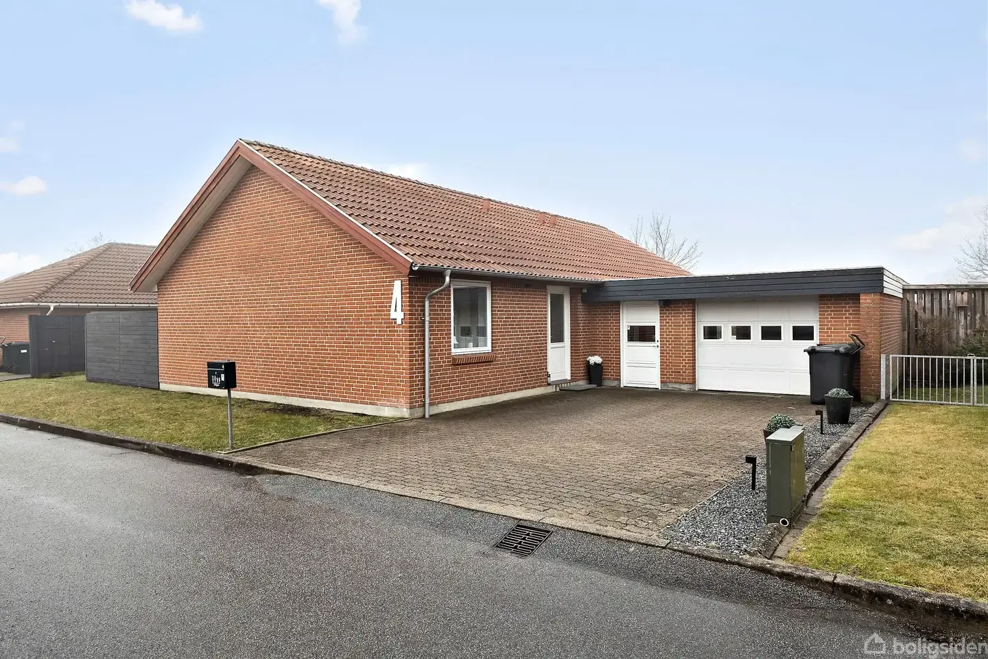 Totalrenoveret villa beliggende i et meget populært børnevenligt kvarter med gode stisystemer.