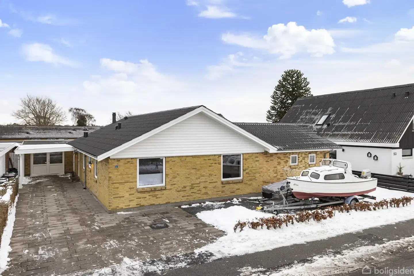 Indflytningsklar familievilla med skøn beliggenhed i Strandby!