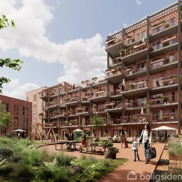 En række moderne lejligheder med store altaner i en gårdhave. Mennesker går og leger, omgivet af grønne planter og legeområder, under en delvis skyet himmel.
