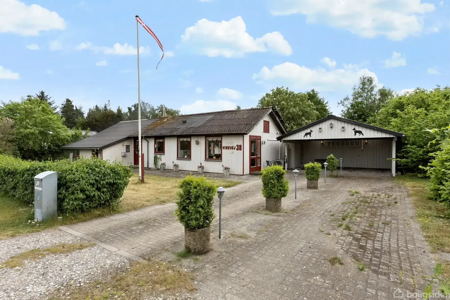Velholdt sommerhus tæt på vandet med plads til familien