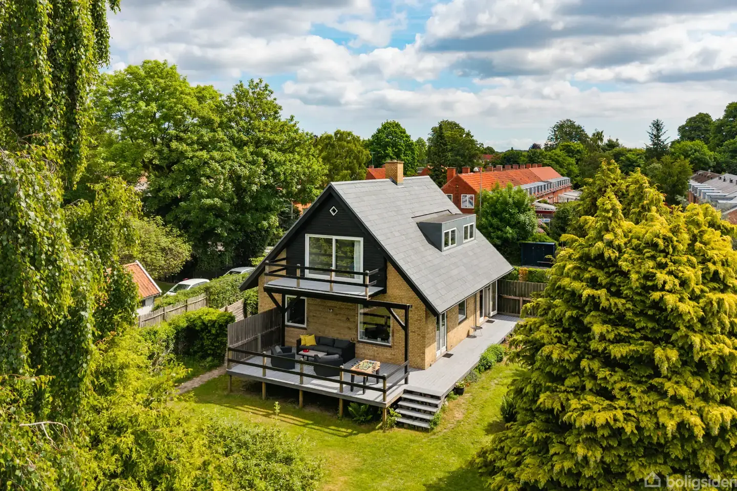 Kernesund familievilla med 231 velfordelte m2 og eventyrlig have - på børnevenlig adresse i Lyngby