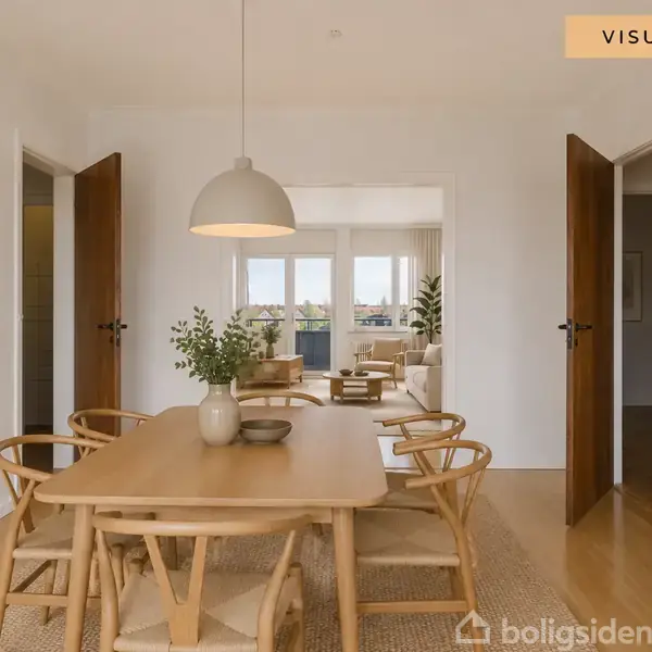 Et spisebord med seks stole står i et lyst rum. Over bordet hænger en pendellampe. I baggrunden ses en stue med sofa og store vinduer. Tekst: "VISUALISERING".